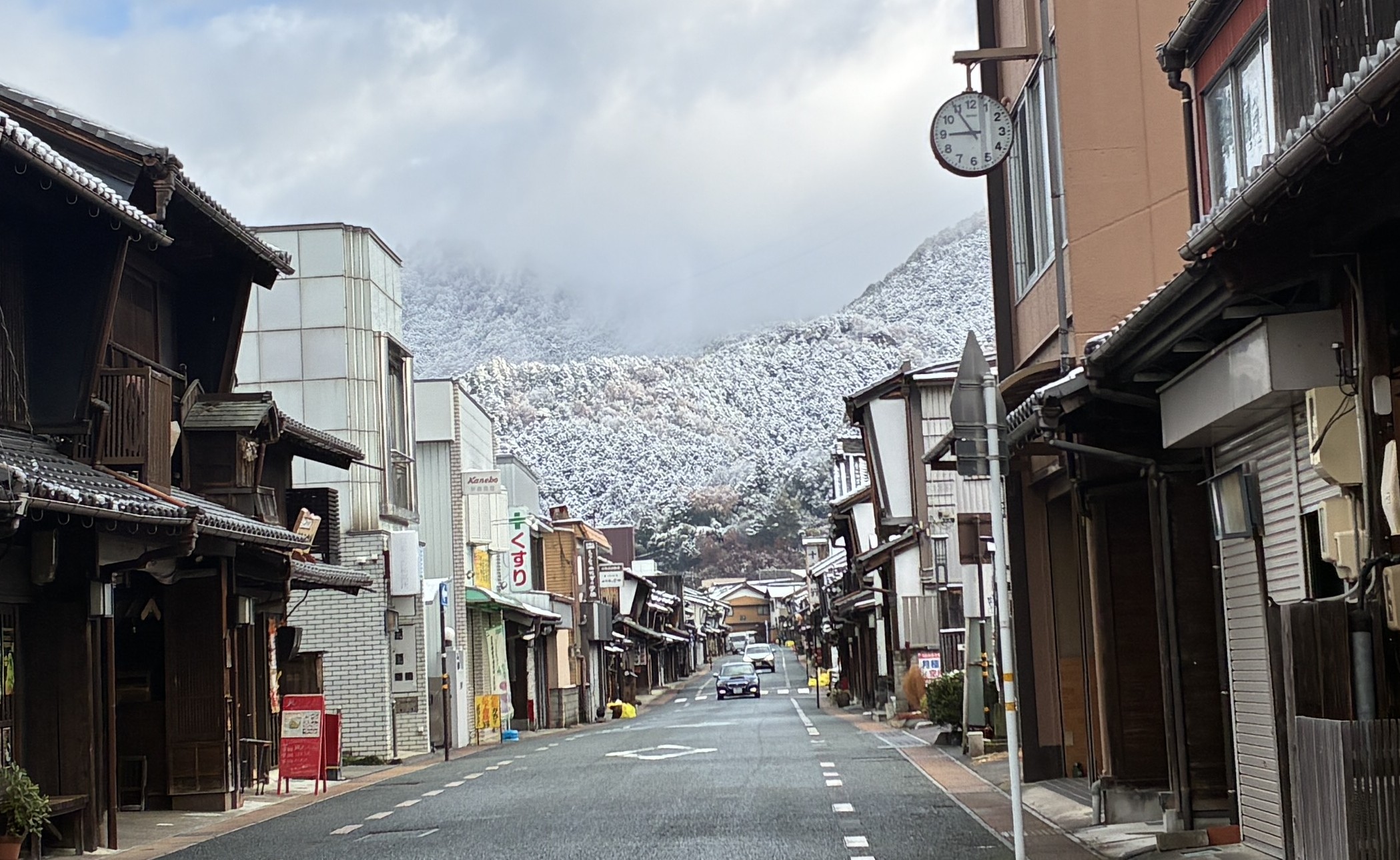 前日朝。雪に覆われる山